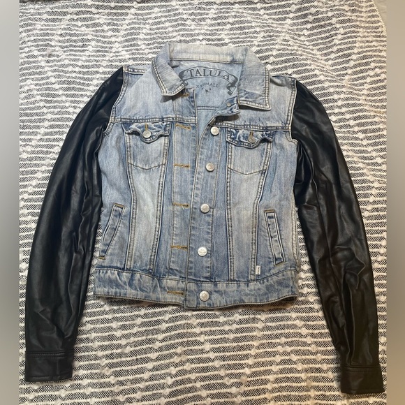 Aritzia Jackets & Blazers - ARITZIA |TALULA Button Front Harlem Denim Jacket w/Faux Leather Sleeves Size XXS